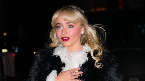 Meztelenruhát villantott Sabrina Carpenter, egyszerűen mesésen fest az énekesnő