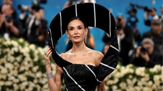 Demi Moore új frizurára váltott: mintha évtizedeket fiatalodott volna a színésznő