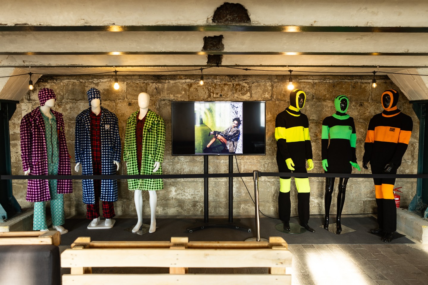 Kenguru 30. jubileumi kiállítás a Viadukt Bárban, Budepesten