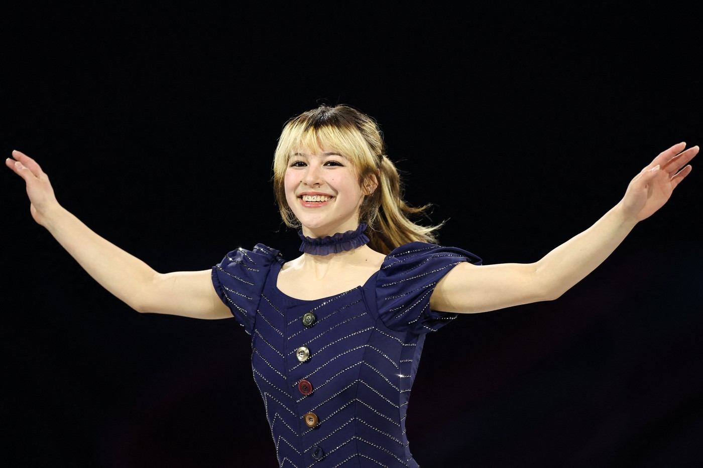 Alysa Liu az idei téli olimpián immár olimpiai bajnokként: hajában ott vannak az évgyűrűkként funkcionáló szőke sávok. 