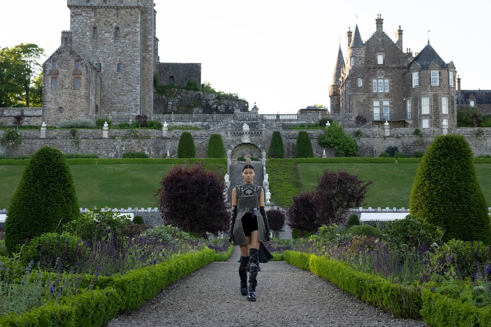 A Dior 2025-ös Cruise show-ját a skóciai Drummond kastélyban rendezték meg.