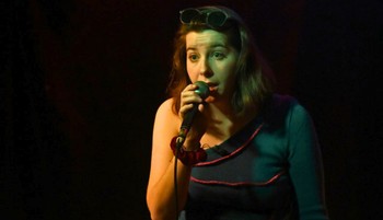 „Nő vagyok, vicces, és nem kérek elnézést” – Ress Abigél felrobbantja a hazai stand-upot