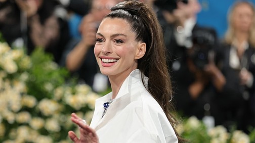Anne Hathaway a leggyönyörűbb meztelenfelsőben ragyog, amit valaha láttunk