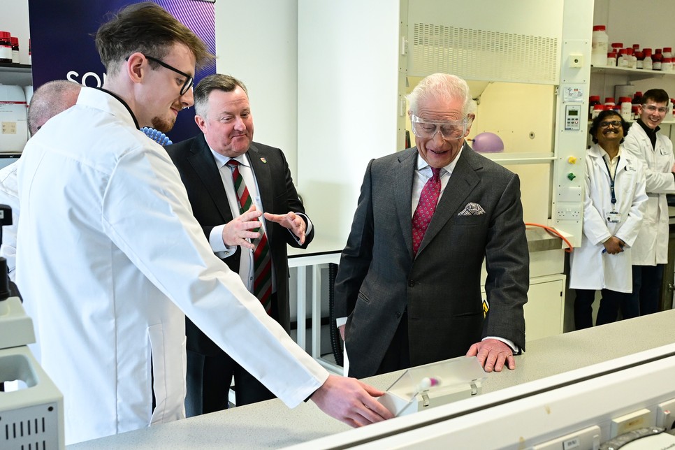 Károly király nemcsak betegekkel, hanem a tanszék kutatóival is találkozott