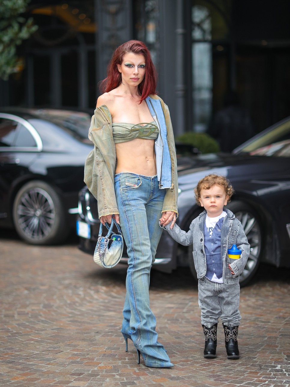 Julia Fox kétéves kisfiával, Valentinóval a milánói divathéten