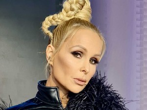 Köllő Babett büszkén viseli a hibrid motoros huszármentét a Sztárban sztár leszek! műsorában