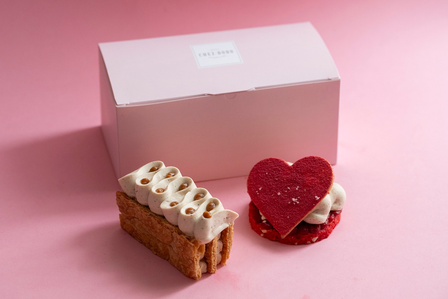 Valentin-napi ajándékdoboz a Chez Dodótól: a klasszikus mille-feuille és a szív alakú Petit Cœur de Framboise elegáns, édes meglepetésként