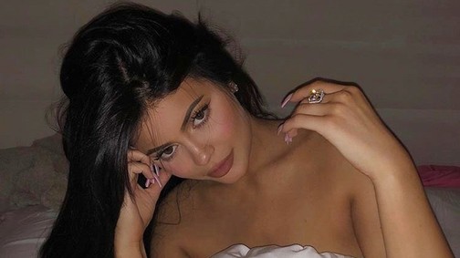 És végre látjuk: a várandós Kylie Jenner óriási pocakkal