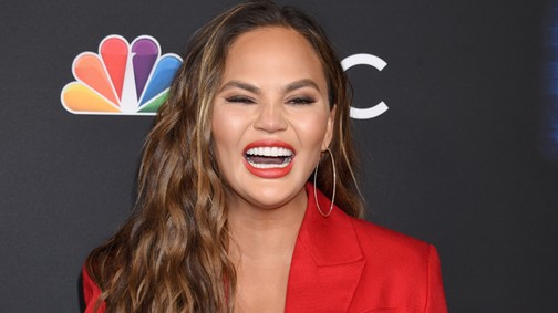 De mi a bánatért botoxoltatta Chrissy Teigen a hónalját?