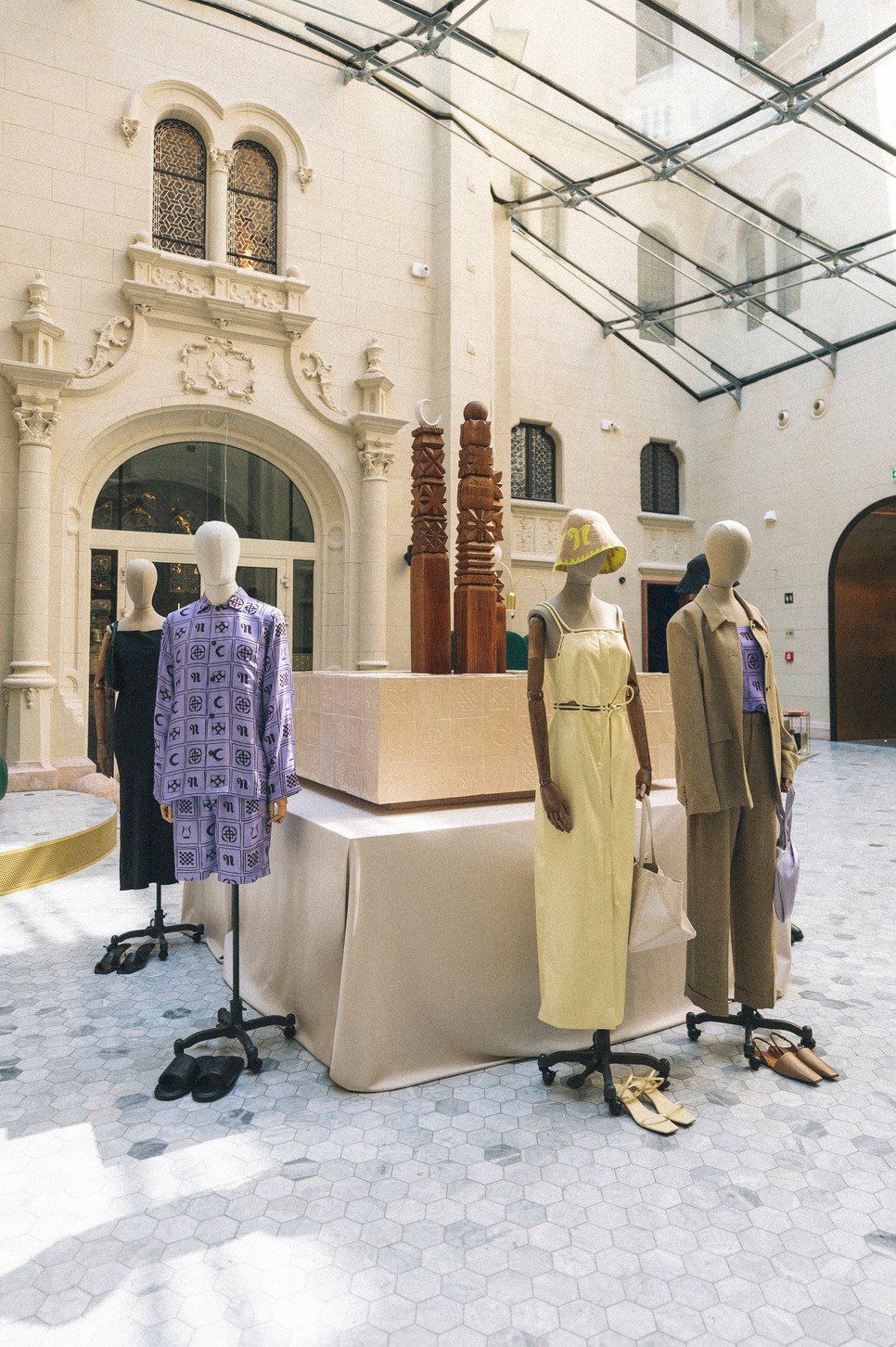 A Nanushka kopjafa kollekciója a székelyföldi kopjafákat használta fel modern designjában