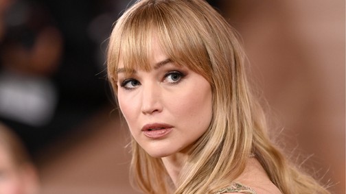 Jennifer Lawrence pucérfelsőben lépett ki az utcára, óriási feltűnést keltett