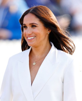 2022-ben Meghan Markle egy gyönyörű arany medált viselt Sophie Lis-től. A tervező az Instagramon magyarázta el a dizájn mögötti jelentést, amelyen egy gyémánt pluszjel és egy rubin mínuszjel szerepelt. Ezt írta: „Megtiszteltetés látni, hogy a lenyűgöző sussexi hercegné a mi Szerelem Medálunkat viseli: Minden nap jobban szeretlek, jobban, mint tegnap, de kevésbé, mint holnap.” Ez tehát egy igazán romantikus szerelmi vallomás volt tőle Harry hercegnek. 