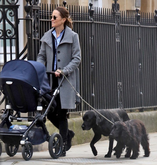 Igazi családi idill, ahogy Pippa Middleton az utcán sétálgat
