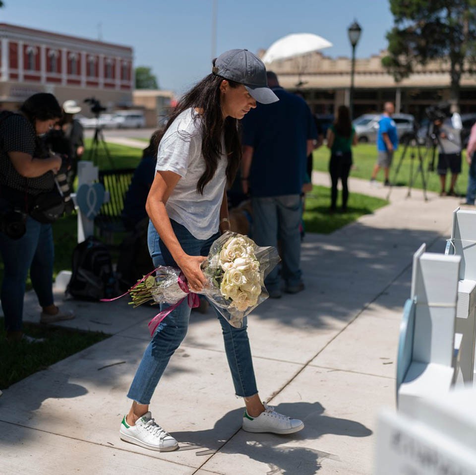  Meghan Markle egy csokor virágot vitt az áldozatok emlékhelyéhez