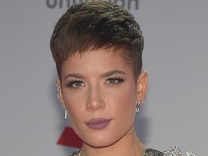 Halsey csak nyakláncot vett fel a vörös szőnyegre, de abból százat is