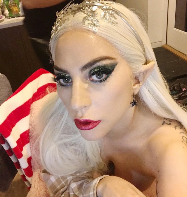Lady Gaga a Mikulás manója lett, de a gyerekek visítva futnának előle