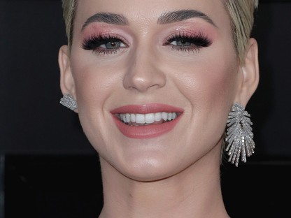 Micsoda? Katy Perry marcipán tortadísznek öltözött a Grammy-gálán