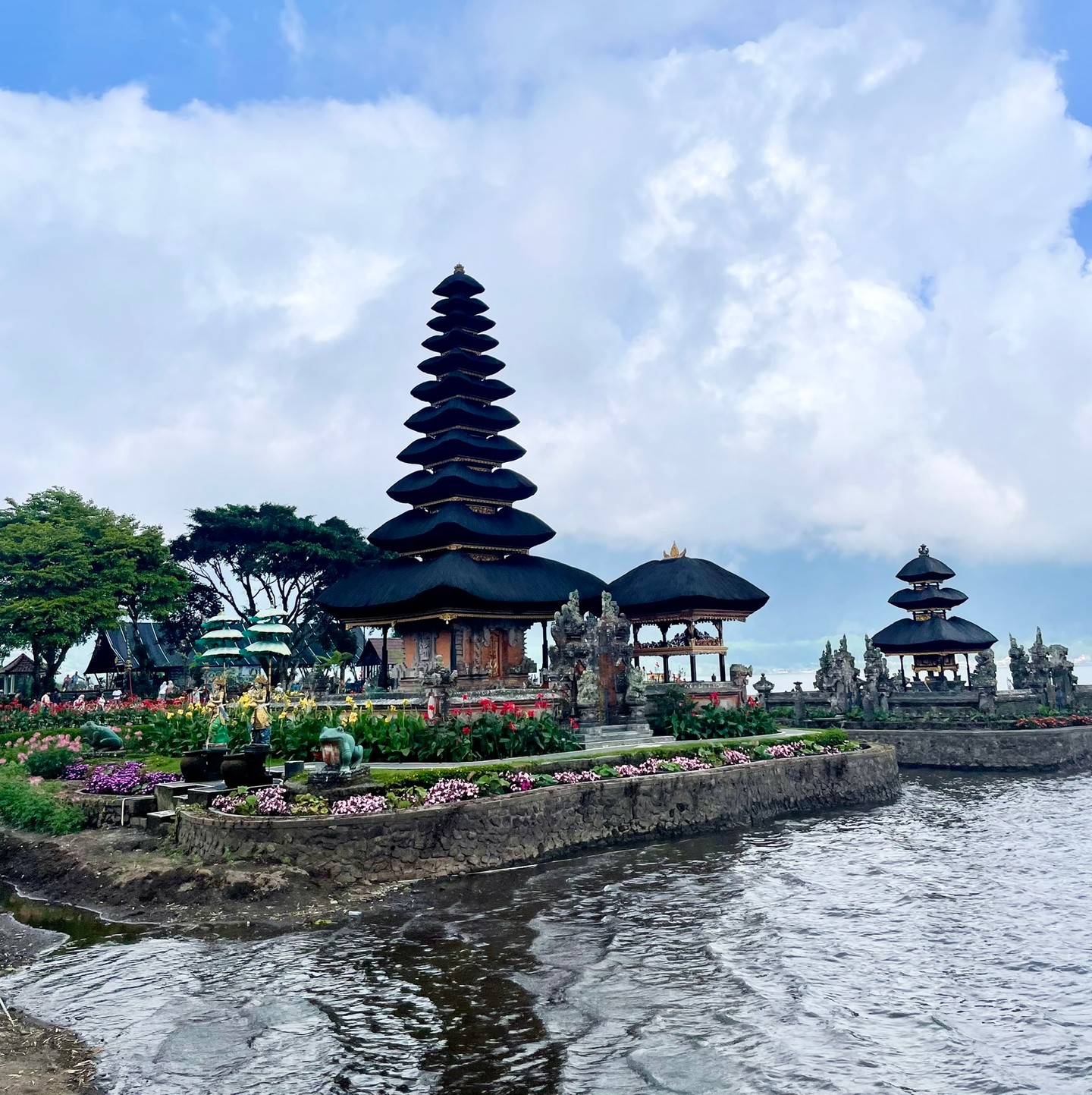 Az Ulan Danu Beratan hindu templom arról híres, hogy egy tavon áll