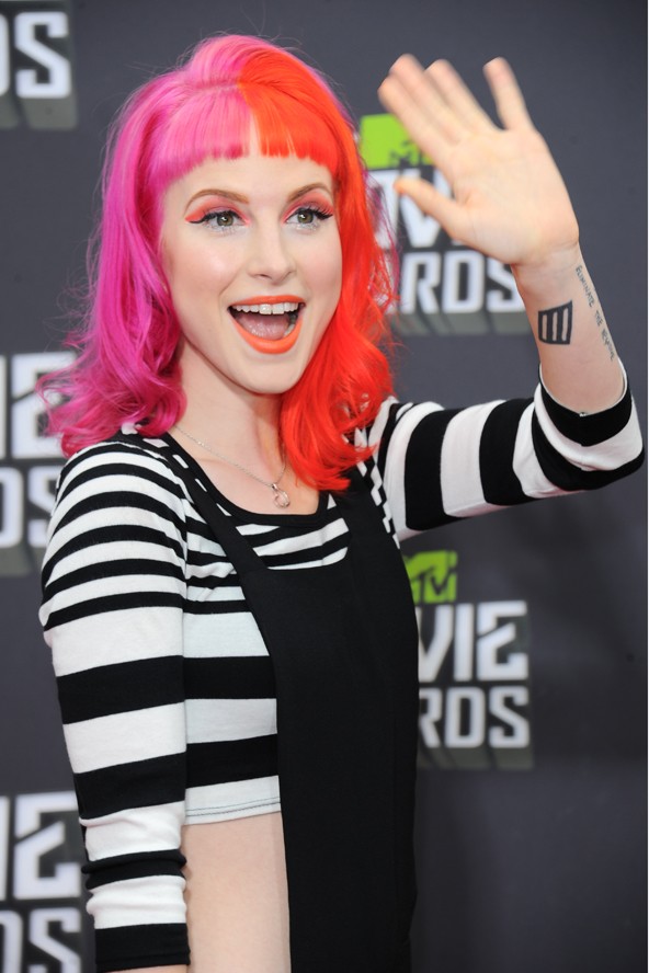 Hayley Williams narancssárgás-rózsaszín lokniaival biztos, hogy nem marad észrevétlen!