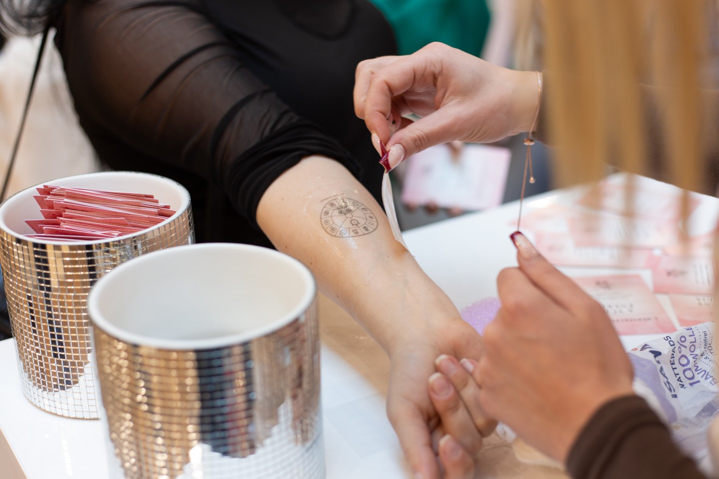 Ne hagyd ki a lakóhelyedhez közeli állomást a dm X GLAMOUR Beautytour-on! Igazi élmény, énidő, vidd a barátnődet, Édesanyádat, lányodat is!