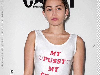 18+ Miley Cyrus felcsatolható műpénisszel és gumibottal játszik