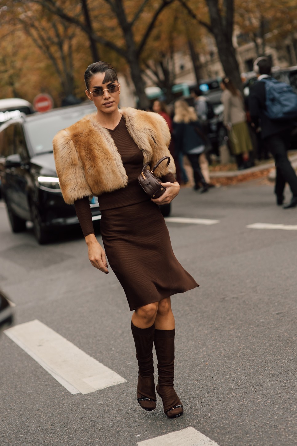 Egy csinos barna outfit-tel egyszerűen nem tudsz mellélőni - főleg akkor, ha a sminked is passzol hozzá