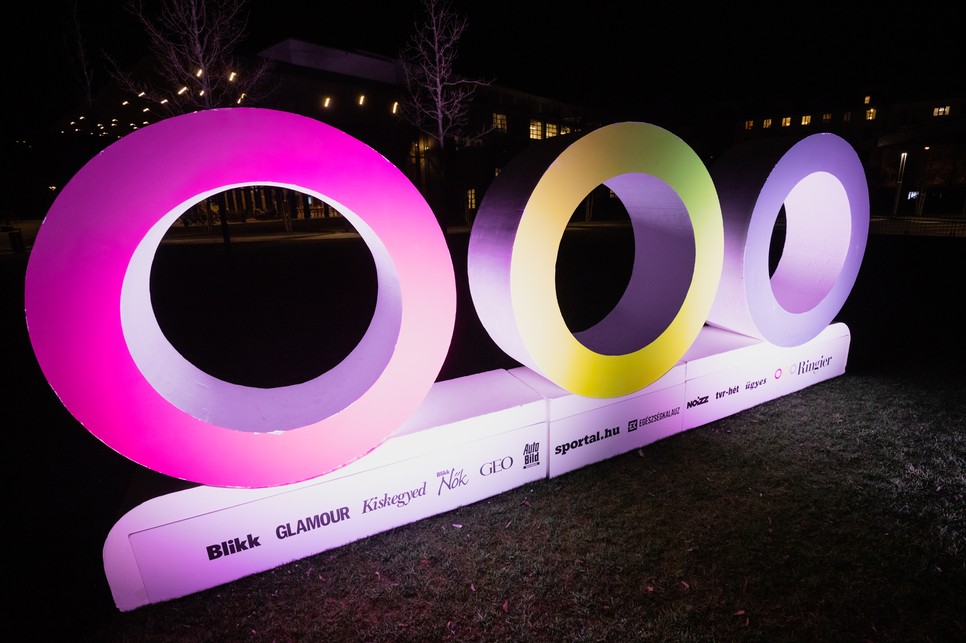 A Ringier Hungary kivilágított utcai dekorációja előtt nem lehetett fotó nélkül csak úgy elmenni