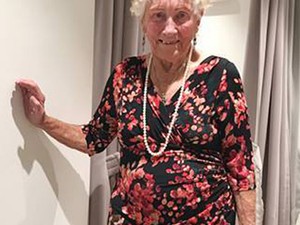 A 93 éves néni nem tudta eldönteni, mit vegyen fel az esküvőjére - az internet megszavazta neki