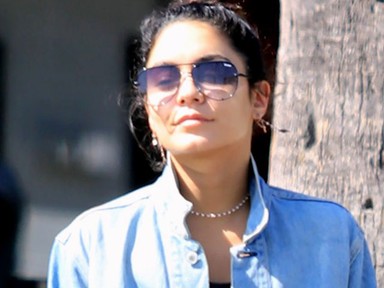 Vajon miért vette fel Vanessa Hudgens ezeket az egymáshoz egyáltalán nem illő darabokat?