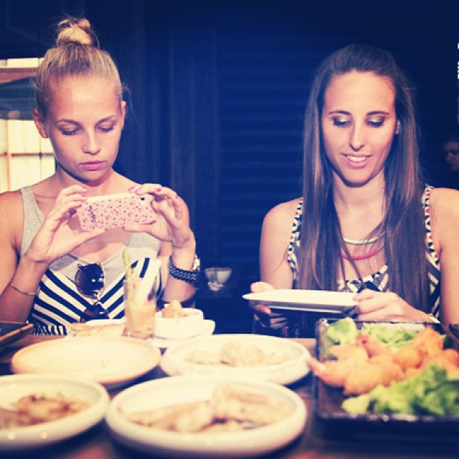 Iszak Eszti és Festy in Style blogger sushiznak a Levi`s sajtótájékoztatóján.