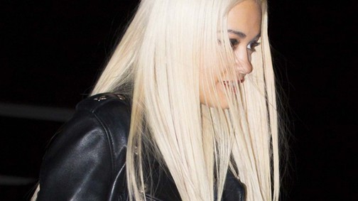 Kibuggyant Rita Ora cicije a pólóból