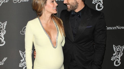 Szerelmes tekintetek: a várandós Blake Lively mély dekoltázzsal férje oldalán