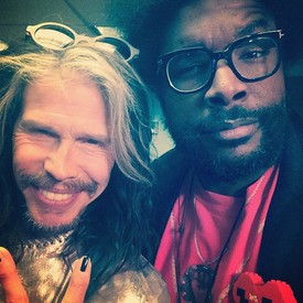 A The Roots hip-hop zenekar dobosa, Questlove első ránézésre teljesen normális fickónak tűnik, aki zenéről, utazásról és ételekről posztol. Aztán meglep például egy ilyen szelfivel vagy egyéb izgalmas backstage-momentummal @questlove