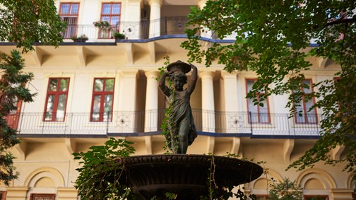 Budapest legcsodálatosabb belső kertjébe visz a Gardróbnaplónk!