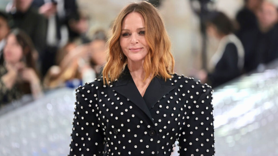 Stella McCartney úttörő szerepet játszik a fenntartható divat forradalmában, ötvözve a luxust az etikus tervezéssel