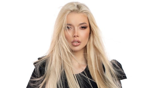 Herceg Erika élete legforróbb szettjében pózol, az énekesnő egyszerűen álomszép