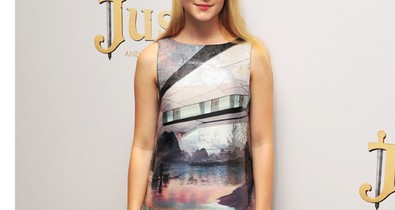 Szürreális printben divatozik a 19 éves sztár