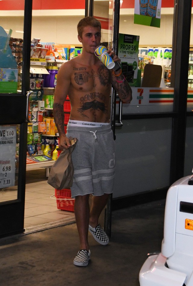 Justin Bieber pucér felsőtesttel flangált az utcán!