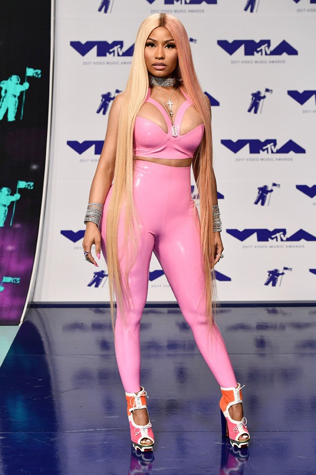 Nicki Minaj egy latex Barbie babának öltözött a díjátadóra
