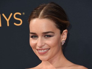 Ez rettenetes: a Trónok harca sztárja a saját nagyanyjának néz ki az új frizurájával