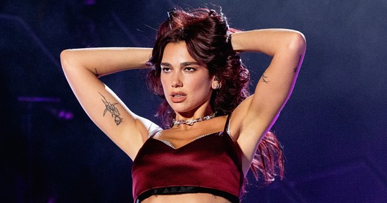Dua Lipa Gucci meztelenruhája nem sokat hagyott a képzeletre, alig takarta valami az énekesnő testét