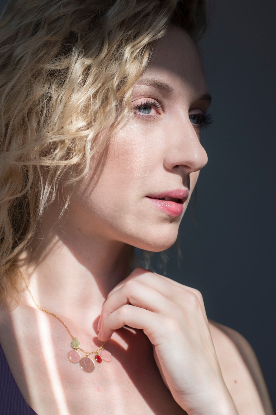 Rujder Vivien jelenleg Kizlinger Lillával próbál: közös darabukban igyekeznek reflektálni saját színészgenerációjuk nehézségeire