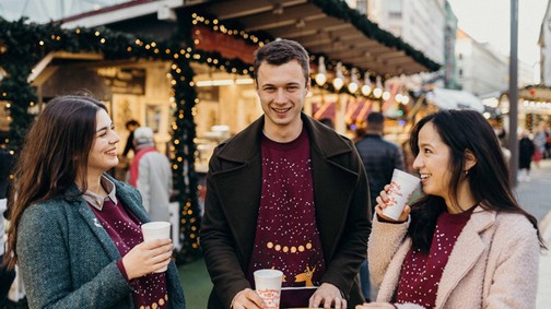 Nem is olyan csúnyapulcsi, és szupercuki zokni - segíts az egyik legjobb fej jótékony csapatnak, és ajándékba kapod
