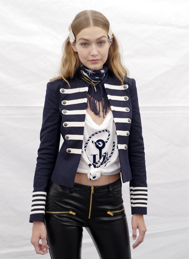 Gigi Hadid huszárkabátban a Tommy Hilfiger show-n