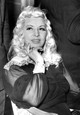Mae West gyakran viselt parókát, hogy megőrizze feltűnő és tökéletesen formázott platinaszőke hajkoronáját. Ez lehetővé tette számára, hogy gyakori festés vagy hőformázás nélkül testesítse meg a hollywoodi szépségideált.