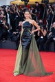 Nina Dobrev istennőként tündökölt pánt nélküli, flitterekkel díszített Armani Privé kreációjában.
