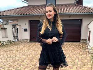 Dombai Laura egy nagyon csinos szettben indul a karácsonyi misére