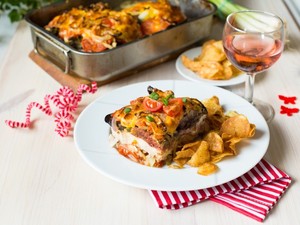 Nagyszerű ebédötlet mára: Tepsis lecsós csirkecomb csirkemájjal és burgonya chips-szel