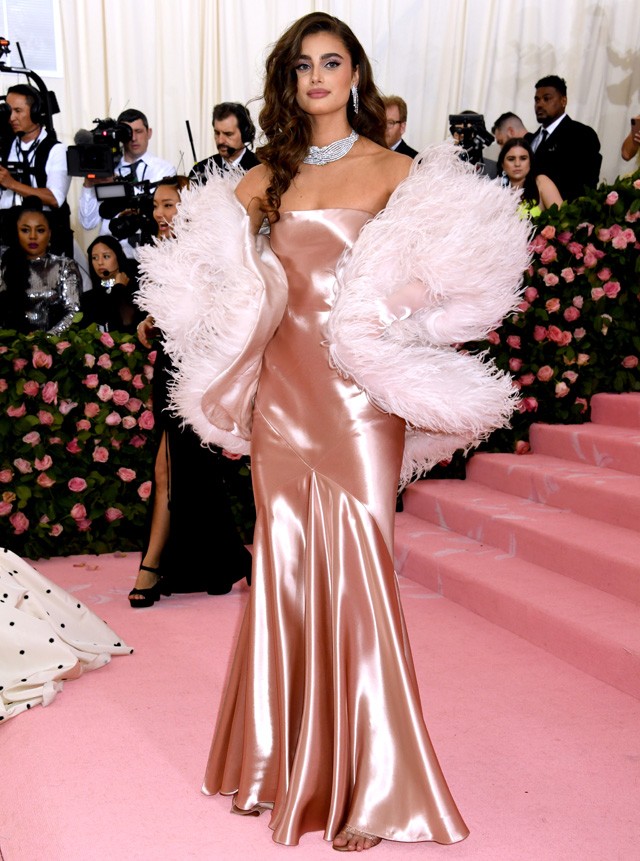 Taylor Hill Ralph Lauren szettjében is legfeljebb az a túlzás, hogy mennyire jól áll a gyönyörű topmodellnek