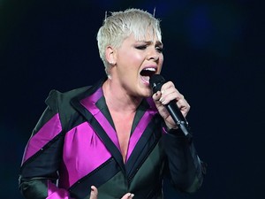 Pink együtt sírt a rajongójával, ezért szakította meg a koncertjét